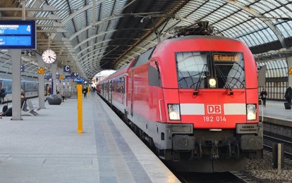 Die Lokführergewerkschaft GDL hält trotz eines Entgegenkommens des Konzerns am geplanten Streik bei der Deutschen Bahn fest. Damit müssen sich Fahrgäste heute und am Dienstag auf große Einschränkungen im Fern- und Regionalverkehr einstellen.