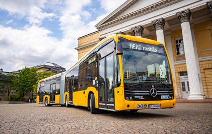 Das Darmstädter Verkehrsunternehmen HEAG mobilo will seine Busflotte bereits in vier Jahren zu nahezu 100 Prozent elektrisch betreiben. Heute am 27.08.2021 wurde mit der offiziellen Indienststellung von 24 rein elektrisch betriebenen Mercedes-Benz Stadtbussen der erste große Schritt in diese Richtung gegangen.