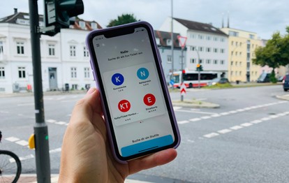 Die hvv switch-App hält ihren Erfolgskurs seit Einführung des hvv Deutschlandtickets. Bereits eine Million Mal wurde die Anwendung heruntergeladen.