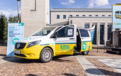 Heute (2. August 2021) startet in der hessischen Kommune Taunusstein nicht nur das On-Demand-Shuttle EMIL, kurz für „elektrisch mobil“, sondern auch die neue RMV-On-Demand-App.