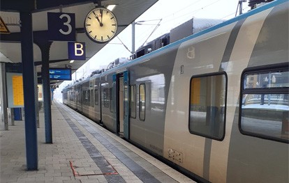 Mit dem Deutschland Abo-Upgrade können Abonnentinnen und Abonnenten des ÖPNV vom 13. bis 26. September 2021 den Nah- und Regionalverkehr mit Bus und Bahn bundesweit nutzen – und das ganz ohne weitere Kosten.