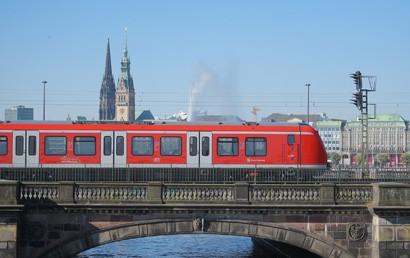 Im Auftrag der Stadt haben die S-Bahn Hamburg und Alstom den Vertrag über die Lieferung von weiteren 64 S-Bahn-Zügen der Baureihe 490 unterzeichnet. Der Auftragswert beläuft sich auf rund 500 Millionen Euro. Damit wurde die im Verkehrsvertrag vereinbarte Option vollständig eingelöst.