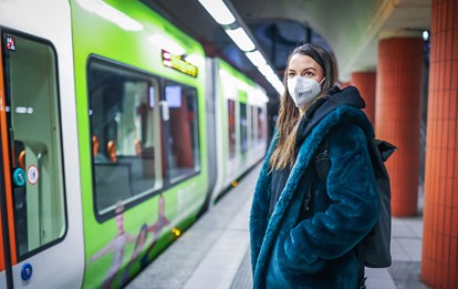 Ein Vorstoß aus Schleswig-Holstein für ein Ende der Maskenpflicht in Bussen und Bahnen ist in der Bundespolitik auf ein geteiltes Echo gestoßen.