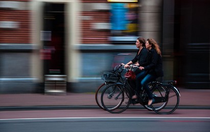 Radfahren in Nordrhein-Westfalen wird mit besserer Infrastruktur noch sicherer und komfortabler. Dafür überreichte der Verkehrsminister des Landes Nordrhein-Westfalen, Hendrik Wüst, fünf Förderbescheide über eine Summe von insgesamt mehr als 6 Millionen Euro.