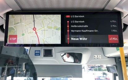 Auf den Doppelmonitoren in Bussen der HOCHBAHN werden Fahrgästen ab sofort die Minuten bis zur Ankunft an den nächsten drei Haltestellen in Echtzeit angezeigt. Der neue Service erleichtert die Planung der Wegezeit für das Ziel sowie für Umstiege.