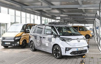 Hamburg soll europaweit die erste Stadt mit autonom fahrenden, vollelektrischen Sammeltaxis werden. Mit dem Sammeltaxi-Anbieter Moia habe die Hansestadt schon jetzt Europas größtes elektrifiziertes Ridesharing-Angebot, sagte Verkehrssenator Anjes Tjarks (Grüne).