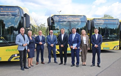 Am 2. September 2021 fand im Sitz des städtischen Verkehrsbetreibers Przedsiębiorstwo Komunikacji Miejskiej [PKM] in Sosnowiec eine feierliche Übergabe von 14 neuen E-Bussen der Marke Solaris statt