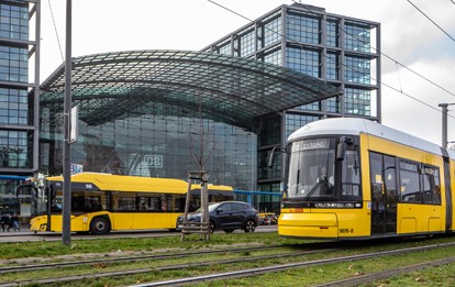 Billiger, schneller, weiter – so könnte er aussehen, der öffentliche Personennahverkehr (ÖPNV) der Zukunft. Im Koalitionsvertrag verpflichten sich die Ampel-Parteien im Lauf ihrer Legislaturperiode das Bus- und Bahnfahren angenehmer zu machen. Auch die Länder arbeiten an einem Konzept, wie der Nahverkehr in Deutschland im Jahr 2030 aussehen soll.