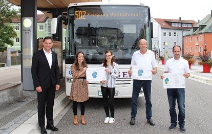 Freuen sich über die erfolgreiche Bewerbung um die Fördermillionen, die dem Nahverkehr im Landkreis einen weiteren Schub geben sollen (von links): Landrat Sebastian Gruber, die Sprecherin der Verkehrsgemeinschaft Landkreis Freyung-Grafenau (VLFRG) Christina Dafinger sowie vom ÖPNV-Team im Landratsamt Nathalie Obermüller, Gruppenleiter ÖPNV Reinhard Wolf und der ÖPNV-Verantwortliche Michael Atzinger (Bild: Landratsamt Freyung-Grafenau)