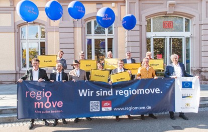 Mit dem Projekt regiomove vernetzt der Karlsruher Verkehrsverbund (KVV) zusammen mit seinen Projektpartnern die verschiedenen Mobilitätsangebote am Mittleren Oberrhein. Gestern Nachmittag (25.10.2021) fiel am Bahnhof in Baden-Baden der offizielle Startschuss für den Bau des ersten von insgesamt sieben Ports, die in den kommenden Monaten in der Region errichtet werden.