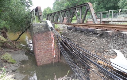 Aufgrund der Flutkatastrophe im Juli dieses Jahres bestehen bei der von DB Regio betriebenen euregiobahn (RB 20) weiterhin massive Einschränkungen. Die Streckenabschnitte zwischen Stolberg Hbf und Langerwehe (Eschweiler Talbahn) sowie zwischen Stolberg Hbf und Stolberg-Altstadt können aufgrund der starken Zerstörungen weiterhin noch nicht für den Schienenpersonennahverkehr (SPNV) genutzt werden.