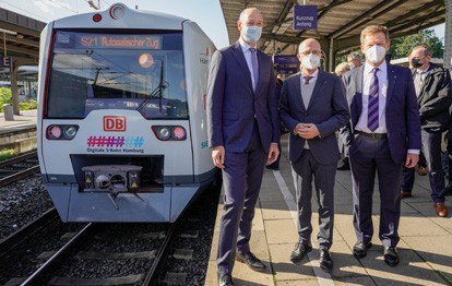 Die Deutsche Bahn (DB) und Siemens haben den weltweit ersten Zug entwickelt, der im Eisenbahnverkehr von allein fährt.