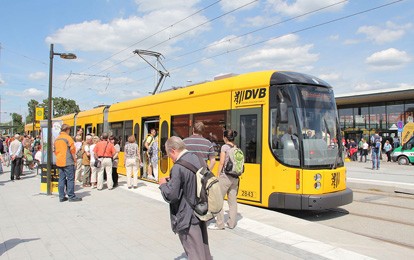 Die Mobilitätswende kommt laut einer aktuellen ADAC-Umfrage nur sehr langsam voran. Zwar weist sie auf eine steigende Nutzung von Nahverkehr, Bahn und Fahrrad hin. Doch die Veränderungen gehen langsam voran und das Auto dominiert weiterhin.