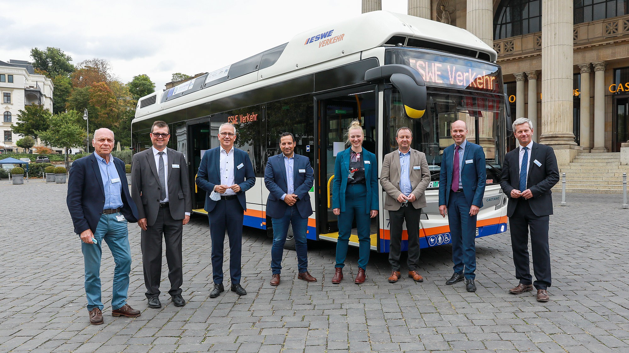 ESWE Verkehr in Wiesbaden hatte im Juni 2020 europaweit zehn Brennstoffzellenbusse ausgeschrieben. Aus den eingereichten Angeboten ging der portugiesische Fahrzeughersteller CaetanoBus S.A. als Sieger hervor.