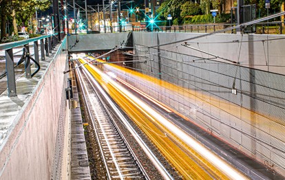 Die Verkehrsbetriebe Karlsruhe (VBK) und die Albtal-Verkehrs-Gesellschaft (AVG) haben in der Nacht von Freitag, 1. Oktober, auf Samstag, 2. Oktober, erneut gemeinsam die Gelegenheit genutzt, den künftigen Realbetrieb mit einer Vielzahl an Fahrzeugen zu simulieren. Mit dem Fahrplanwechsel am 12. Dezember soll der neue Stadtbahntunnel – verbunden mit einem neuen Liniennetzkonzept – in Betrieb gehen.