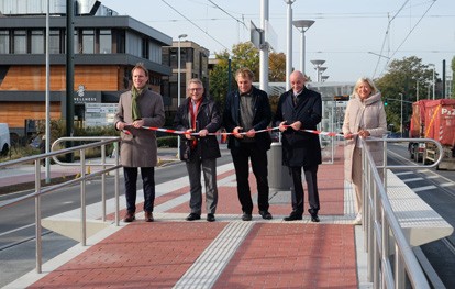 Eine moderne Haltestelle mit barrierefreiem Einstieg – das erwartet die Fahrgäste seit heute an der Haltestelle „Aldekerkstraße“ der Stadtbahnlinie U75 in Heerdt. Den neuen Hochbahnsteig können die Fahrgäste fünf Monate früher als geplant nutzen.