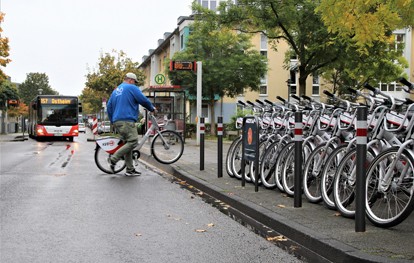 Die Kölner Verkehrs-Betriebe (KVB) haben im Stadtbezirk Mülheim zwölf Stationen für das Leihradangebot KVB-Rad eröffnet. Somit können nun auch in den Stadtteilen Dellbrück, Dünnwald, Höhenhaus, Holweide, Mülheim und Stammheim KVB-Räder an festen Stationen ausgeliehen und zurückgegeben werden.