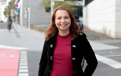 Welchen Beitrag das Rad zur Verkehrswende leisten kann, erforscht die Verkehrspsychologin Prof. Dr. Angela Francke künftig an der Universität Kassel. Sie besetzt dort ab 1. Oktober die neue Professur Radverkehr und Nahmobilität.