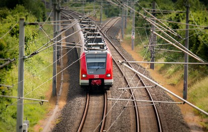 Der Verband Deutscher Verkehrsunternehmen (VDV) und der Verband der Bahnindustrie in Deutschland (VDB) forderten heute in einer Pressekonferenz die künftige Bundesregierung gemeinsam auf, ein Beschleunigungsprogramm für die Schiene anzugehen.