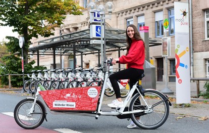 Die VAG Verkehrs-Aktiengesellschaft Nürnberg baut ihr Leihfahrradsystem VAG_Rad weiter aus: Ab sofort stehen zwölf Lastenräder an verschiedenen VAG_Rad-Stationen im Innenstadtbereich zum Ausleihen bereit.