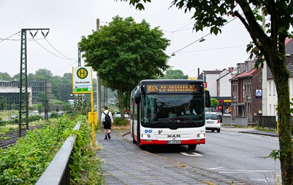 Heute (15.10.2021) hat der Verkehrsverbund Rhein-Ruhr (VRR) zwei Zuwendungsbescheide in einer Höhe von 2.083.800 Millionen Euro an die Vestische Straßenbahn ausgestellt. Die VRR AöR unterstützt die Vestische mit den Fördermitteln nach §12 ÖPNVG NRW bei der Erweiterung und Modernisierung des rechnergesteuertes Betriebsleits- und des Digitalfunksystem.