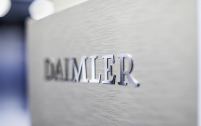 Die Aktionäre der Daimler AG haben auf der virtuellen außerordentlichen Hauptversammlung am 1. Oktober 2021 mit überragender Mehrheit eine Neuausrichtung des Unternehmens beschlossen. Für die Abspaltung des Lkw- und Bus-Geschäfts mit anschließendem Listing der Daimler Truck Holding AG als eigenständiges Unternehmen an der Frankfurter Wertpapierbörse sprachen sich 99,90% des bei der Beschlussfassung vertretenen Grundkapitals aus.