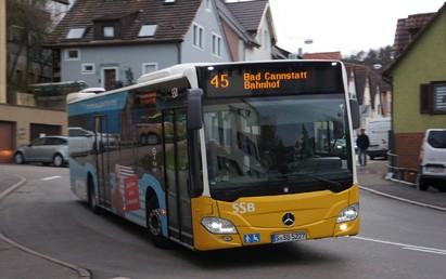 Nach einem Großbrand im Bus-Betriebshof Gaisburg der Stuttgarter Straßenbahnen (SSB) ist die Ursache des Feuers am Freitag weiterhin unklar. Die Brandermittler konnten sich den Ort des Geschehens noch nicht anschauen, weil das Dach der ausgebrannten Halle einsturzgefährdet sei, sagte eine Polizeisprecherin am Freitag.