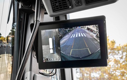 Omnibusse von Mercedes-Benz und Setra erhalten jetzt auf Wunsch ein 360-Grad- oder 270-Grad-Kamerasystem. Das Ziel ist: bestmögliche Rundumsicht für maximale Sicherheit, denn Passanten und Radfahrer können wahrgenommen werden, auch wenn sie sich nicht im direkten Sichtfeld des Fahrers oder in den Blickfeldern der Außenspiegel befinden.