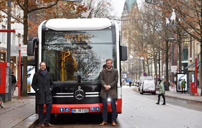 Mehr als 3,5 Millionen Kilometer hat die Flotte der umweltfreundlichen E-Busse der Hamburger Hochbahn AG (HOCHBAHN) bisher zurückgelegt und dabei rund 4 500 Tonnen CO2 eingespart. Das entspricht in etwa der Menge, die 450 Bundesbürger durchschnittlich pro Jahr verursachen.