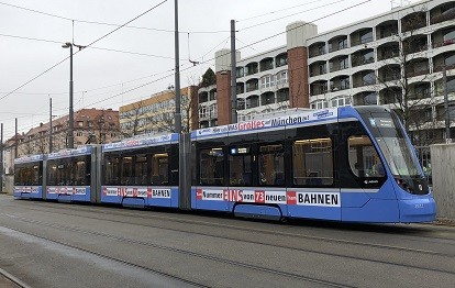 Das erste von 73 neuen Avenio-Tramfahrzeugen in München (Bild: MVG)