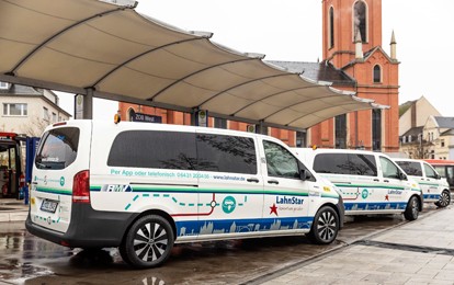 Am 13. November um 19.00 Uhr startete in Limburg der LahnStar. Mit der On-Demand-App des RMV können die Limburger Bürgerinnen und Bürger von Stadtteil zu Stadtteil in neuen kleinen Elektrobussen unterwegs sein.