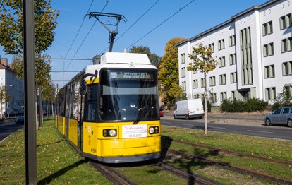 Berlins Straßenbahnnetz ist um 2,7 Kilometer gewachsen. Am 30. Oktober 2021 eröffneten das Land Berlin und die BVG gemeinsam die neue Straßenbahnstrecke zwischen der Karl-Ziegler-Straße und dem S-Bahnhof Schöneweide.