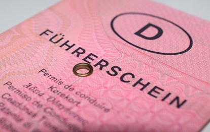 Die Zahl der Führerschein-Neulinge in der Altersklasse der unter 21-Jährigen schrumpft auch in Nordrhein-Westfalen seit Jahren. Allein zwischen 2016 und 2021 ging die Erteilung von allgemeinen Fahrerlaubnissen bei den unter 21-Jährigen um knapp 16,25 Prozent zurück.