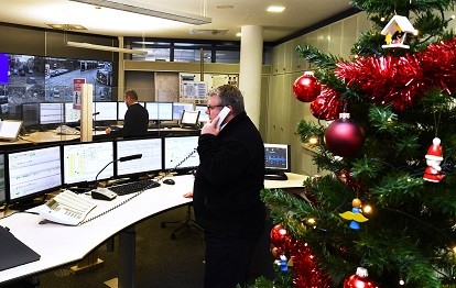 Rund um die Uhr und auch an den Feiertagen sind die swa im Einsatz, wie hier in der Verkehrs-Leitstelle (Bild: swa / Thomas Hosemann)