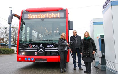 Die Bremer Straßenbahn erhält 20 neue Elektrobusse des Herstellers Mercedes-Benz. Der erste, zwölf Meter lange Niederflurbus vom Typ eCitaro wurde am 16. Dezember übergeben.