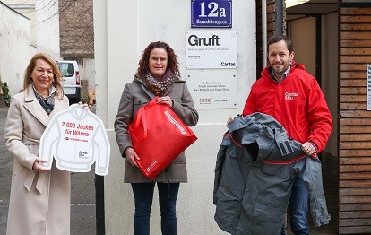 Wiener Linien Geschäftsführerin Alexandra Reinagl übergibt die erste Jackenlieferung an Judith Hartweger (Leiterin der Caritas Gruft) und Klaus Schwertner (gf. Caritasdirektor der Erzdiözese Wien). Bild: Wiener Linien / Alexandra Gritsevskaja