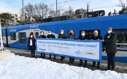 Mit dem Fahrplanwechsel am 12.12.2021 hat das Eisenbahnunternehmen Go-Ahead Bayern den Betrieb der Regionalzüge auf der Eisenbahnstrecke München – Memmingen – Lindau aufgenommen. Um 0.20 Uhr startete in München Zug 78973 der Linie RE 72 als erste Zugfahrt zur Fahrgastbeförderung im E-Netz Allgäu.