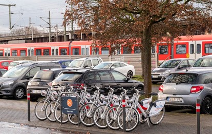 Die Kölner Verkehrs-Betriebe (KVB) haben in den Stadtbezirken Porz und Kalk insgesamt elf Stationen für das Leihradangebot KVB-Rad eröffnet. Nun können auch in den Stadtteilen Grengel, Porz, Wahn, Westhoven und Zündorf (Stadtbezirk Porz) sowie in den Stadtteilen Brück, Königsforst und Rath-Heumar (Stadtbezirk Kalk) KVB-Räder an festen Stationen ausgeliehen und zurückgegeben werden.
