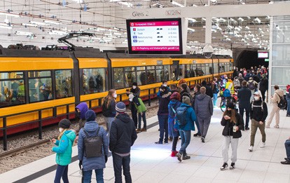 Nach rund zwölfjähriger Bauzeit ist der Stadtbahntunnel in Karlsruhe am vergangenen Wochenende eröffnet worden. Insgesamt elf Tram- und Stadtbahnlinien der Verkehrsbetriebe Karlsruhe (VBK) und der Albtal-Verkehrs-Gesellschaft (AVG) fahren nun unterirdisch durch die Innenstadt der badischen Metropole.