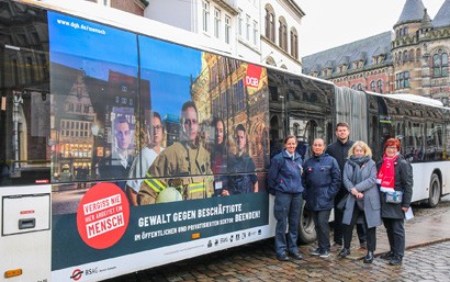 Zwei Drittel der Beschäftigten im öffentlichen Dienst haben in den vergangenen zwei Jahren Beleidigungen, Bedrohungen und tätliche Angriffe erlebt. Der DGB Bremen wirbt deshalb gemeinsam mit der Bremer Straßenbahn AG (BSAG) für mehr Respekt gegenüber den Beschäftigten.