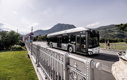 Der Verkehrsbetreiber in der tschechischen Stadt Ústí nad Labem und Solaris Bus & Coach unterzeichneten einen Rahmenvertrag über den Kauf von emissionsfreien Wasserstoffbussen Urbino 12 hydrogen. Der Rahmenvertrag gilt für acht Jahre und in diesem Zeitraum kann der Betreiber bis zu 20 wasserstoffbetriebene Busse bestellen.