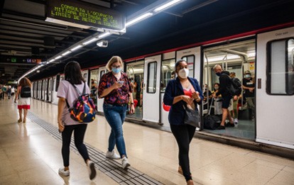 Knorr-Bremse beliefert mit seiner Tochter Merak große Teile der U-Bahn-Flotte der Mittelmeermetropole Barcelona mit Lösungen für saubere und sichere Luft in den Abteilen. Da die Aufrüstung der Ventilierungs- und Plug-and-Play-Filtertechnik bereits jetzt vollzogen wurde, tragen Knorr-Bremse und TMB schon in diesem Winter zu erweiterter Sicherheit, Gesundheit und Wohlbefinden seiner Fahrgäste an Bord bei.