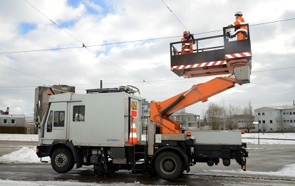 Handarbeit gegen eingefrorene Leitungen: Gerd Krebs und Henry Niewelt von der Firma SPL fetten im Auftrag der swa an besonders eisanfälligen Stellen die Oberleitungen (Bild: swa)