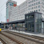 Erster Aufzug an einer Haltestelle der Berliner Straßenbahn