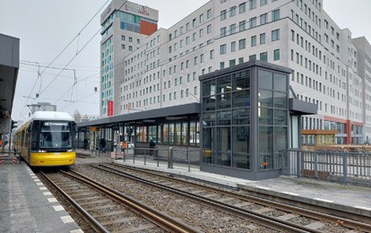 Am 11. Januar 2022 hat die BVG den ersten Aufzug an einer Haltestelle der Straßenbahn eröffnet. Der Umstieg zwischen Straßenbahn und S-Bahn am Verkehrsknoten Landsberger Allee ist damit ab sofort deutlich bequemer.