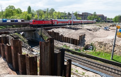Die Landrätinnen und Landräte von Uelzen, Lüchow-Dannenberg, Lüneburg und Salzwedel haben die Deutsche Bahn aufgefordert, die Verbindung mit dem Interregio-Express von Hamburg über Lüneburg, Uelzen und Salzwedel nach Berlin wieder aufzunehmen.