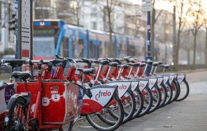 Das Freiburger Fahrradverleihsystem „Frelo“ war im Jahr 2021 auf Wachstumskurs. Die Zahl der Stationen, der Räder und der Nutzungen stieg deutlich, und schließlich wurde die Angebotspalette auch noch um die LastenFrelos bereichert.