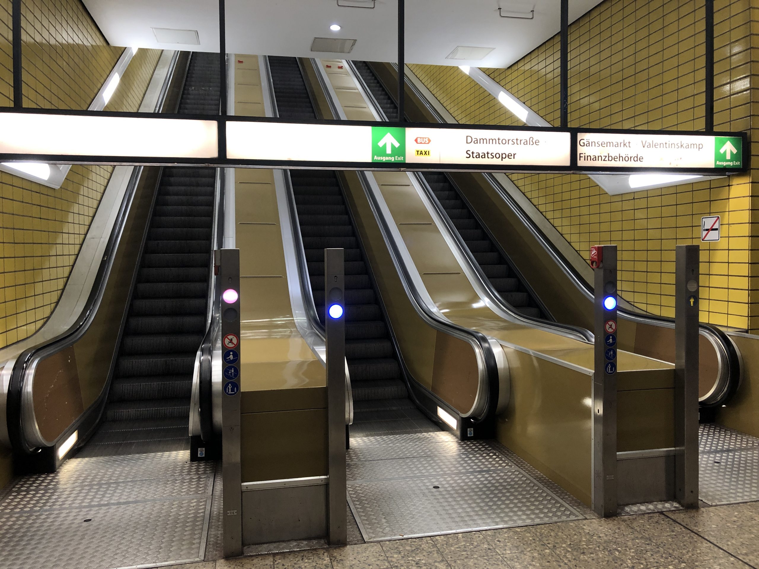 An der U2-Haltestelle Gänsemarkt beginnen heute (31.1.2022) die Arbeiten zur Erneuerung von drei Fahrtreppen, die von der Bahnsteigebene zur Schalterhalle (Ausgang Gänsemarkt / Staatsoper) führen. Nach über 30 Jahren haben sie das Ende ihrer Lebensdauer erreicht und werden ausgetauscht.