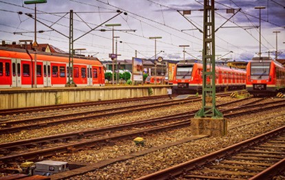 Euro bereit. Für 18 entsprechende Projekte sei nun «die notwendige finanzielle Vorsorge getroffen» worden, heißt es in einem Brief von Landesverkehrsministerin Ina Brandes (CDU) an die drei NRW-Verkehrsverbünde VRR, NWL und NVR.