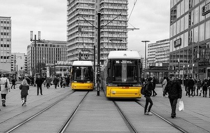 Empfänger von Sozialleistungen in Berlin können Busse und Bahnen des öffentlichen Nahverkehrs ab dem kommenden Jahr für 9 € nutzen.